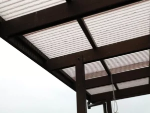 Pergola cover ideas for rain include transparent polycarbonate sheets like this one